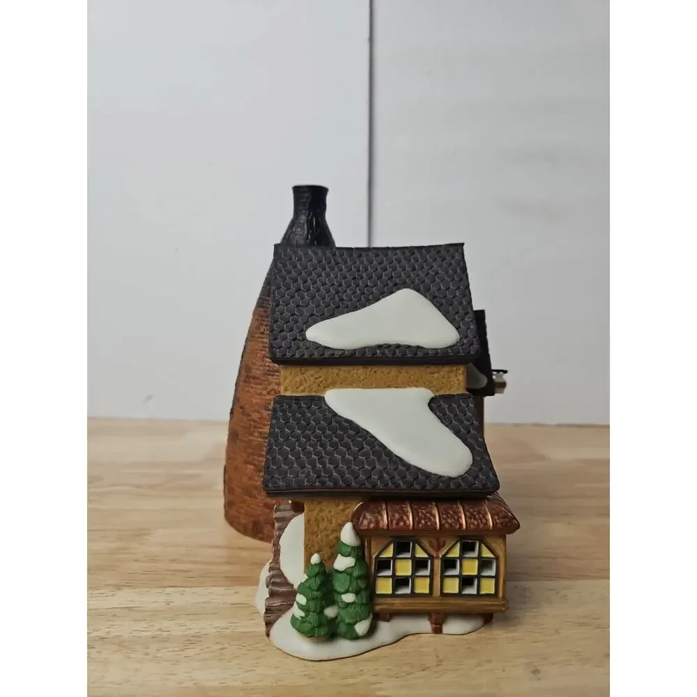 Dept 56 Dickens Village Series Royal Staffordshire Porcelains #58481 Box & Light